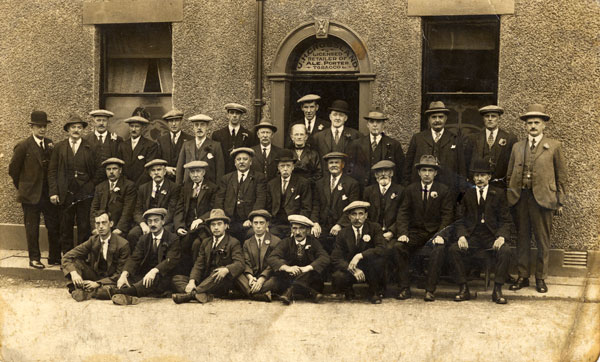 A photograph taken outside the Rock Tavern in the 1930’s. Possibly a buttonhole show, which was a longstanding annual event at the tavern. Mr. and Mrs. Crossland are stood in front of the door, back row 8th and 9th. 